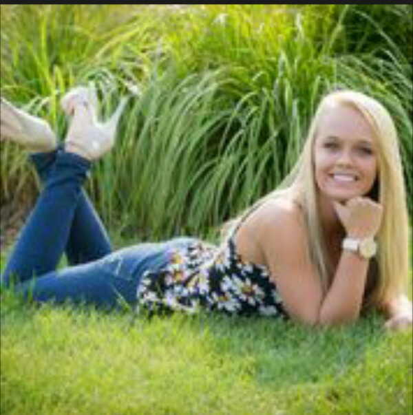 How To Hire A Lansing Senior Photographer